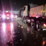 Grave acidente com carga de bobinas bloqueia totalmente a BR-101 no sentido Sul